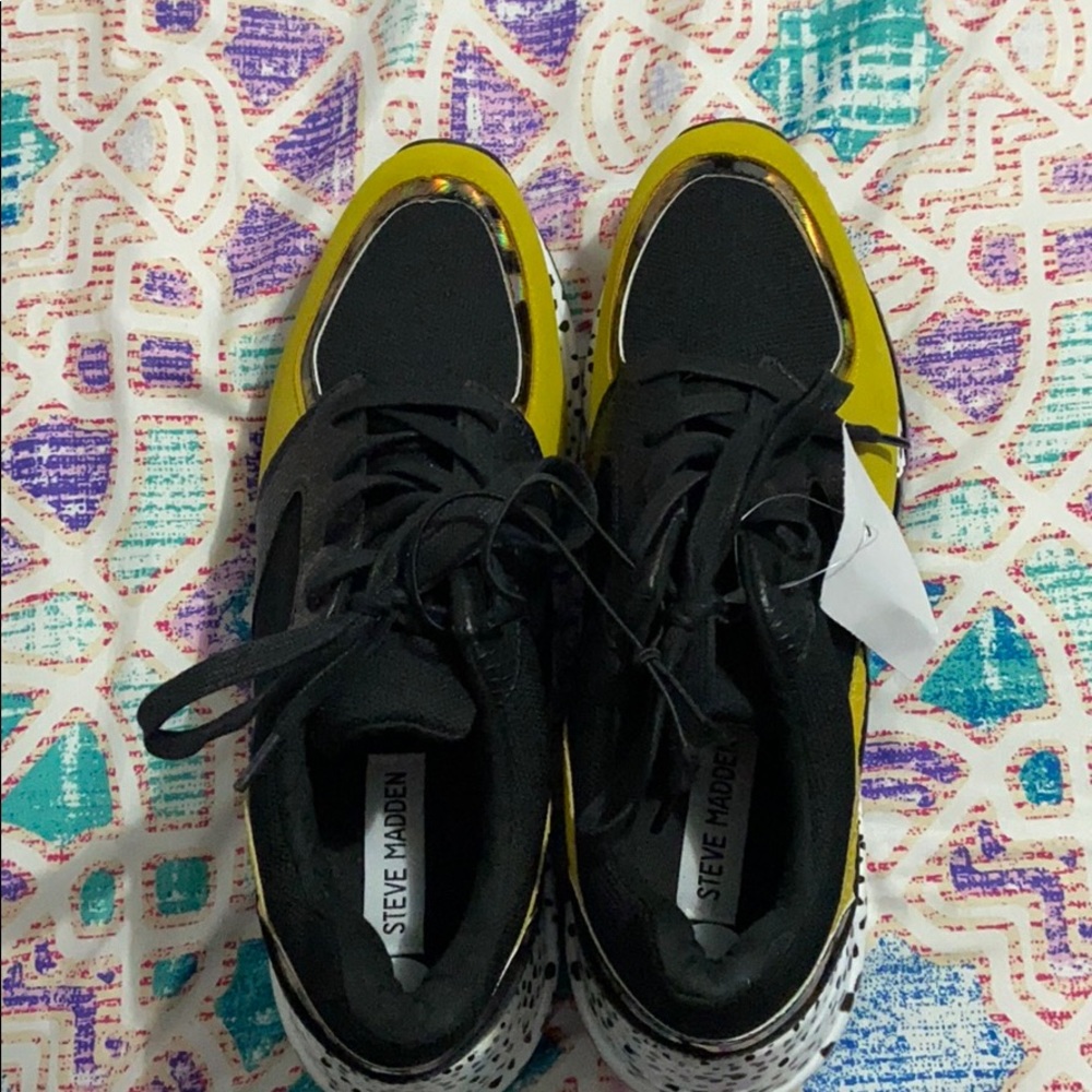 Steve Madden Sneakers.